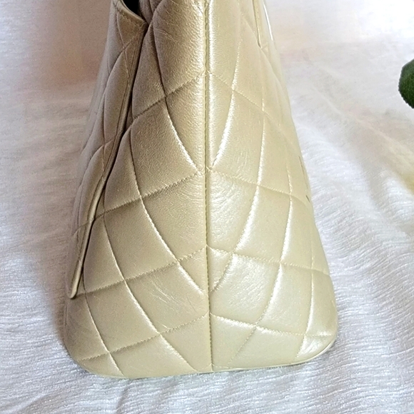 COA💓🔥CHANEL Iridescent Pearl Lambskin Medallion Tote /COA - Picture 4 of 14